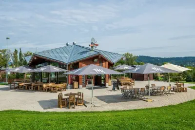 Regenschirm und Kiosk